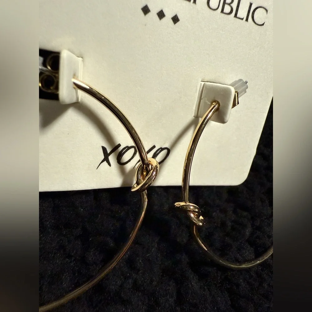 Banana Republic XOXO Gold Tone Hoop Fashion Earrings NWT - Picture 2 of 3